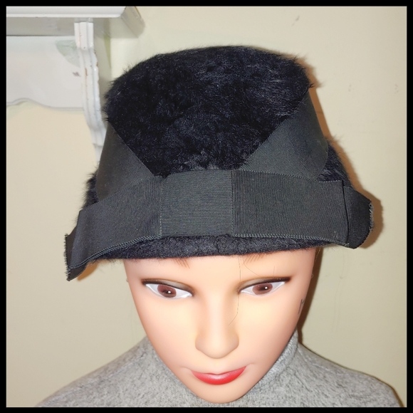 Vintage Jaguar Cloche Hat Black Felted Wool with Wide Grosgrain Ribbon - Picture 1 of 8